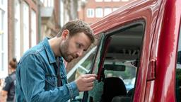 Gregor (Jonas Minthe) untersucht die zerstörte Fensterscheibe am Auto des Mordopfers.