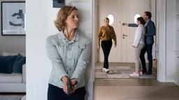 Hanno Bach (Alexander Finkenwirth, h.) bedroht Svenja (Luise Hipp, h.) und Frauke Vetter (Johanna Christine Gehlen, h.) mit einem Revolver. Tomke Jennsen (Anjorka Strechel) wartet auf eine Gelegenheit einzugreifen.