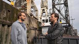 Jan Wiegand (Christian Bergmann) trifft sich im Hafen mit Tom Hansen (Erik Rodrigo Liedtke).