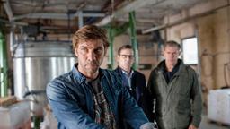 Kurt Schneider (Felix Lampert, l.; mit Ingo Naujoks, M. und Sven Martinek) weiß nicht, wo sich sein Bruder Peter und seine Schwägerin Julia aufhalten.