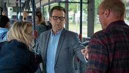 Lars Englen (Ingo Naujoks) hat Mühe, im fahrenden Bus für Ruhe und Ordnung zu sorgen (mit Kompars:innen).