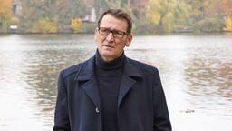 Lars Englen (Ingo Naujoks) trifft am Tatort an der Trave ein.