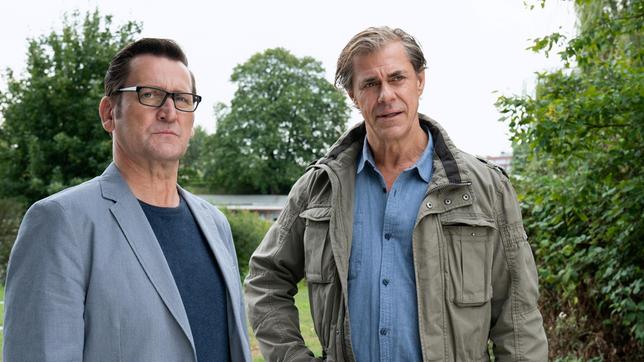 Bild: ARD/Marion von der Mehden Lars Englen (Ingo Naujoks) und Finn Kiesewetter (Sven Martinek) müssen eine schlimme Nachricht überbringen.