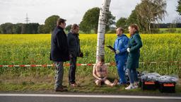 Lars (Ingo Naujoks), Finn (Sven Martinek) und Nina (Julia E. Lenska) begutachten mit Strahl (Christoph Tomanek) den toten jungen Mann, der nur mit einer Unterhose bekleidet, in der winterlichen Einöde erfroren ist.