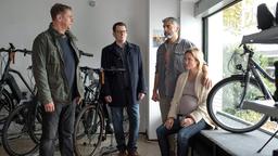 Lars (Ingo Naujoks), Finn (Sven Martinek)  verhören den Fahrradhändler Malik Ünal (Neil Malik Abdullah) und dessen Frau Julia (Pauline Knof). Die Tote war Auszubildende in dem Geschäft.