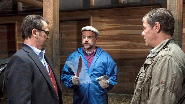 Lars (Ingo Naujoks), Strahl (Christoph Tomanek) und Finn (Sven Martinek) untersuchen den Tod des Pferdehofbesitzers Alfred Petersen.