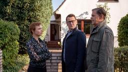Lars (Ingo Naujoks) und Finn (Sven Martinek) befragen Eva Dreyer (Greta Galisch de Palma).