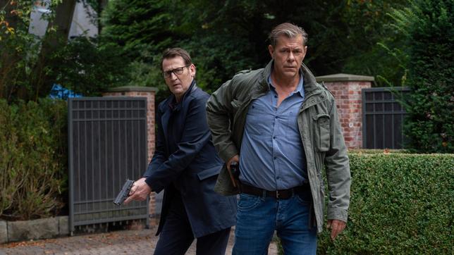 Bild: ARD/Georges Pauly Lars (Ingo Naujoks) und Finn (Sven Martinek) bewegen sich auf die Villa des Mordopfers zu.
