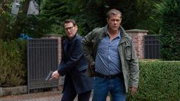 Lars (Ingo Naujoks) und Finn (Sven Martinek) bewegen sich auf die Villa des Mordopfers zu.