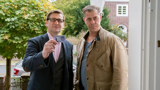 Bild: ARD/Georges Pauly Lars (Ingo Naujoks) und Finn (Sven Martinek) bitten um Einlass.