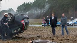 Lars (Ingo Naujoks) und Finn (Sven Martinek) erreichen den Unfallort, bei dem ein Trauergast ums Leben gekommen ist.