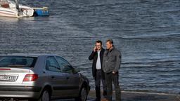 Lars (Ingo Naujoks) und Finn (Sven Martinek) finden das Auto mit dem Karolin Böhm von der Straße gedrängt wurde.