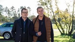 Lars (Ingo Naujoks) und Finn (Sven Martinek) kommen am Haus der Familie Hadam an.