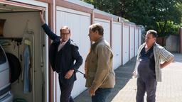 Lars (Ingo Naujoks) und Finn (Sven Martinek) lassen sich vom Hausmeister (Komparse) die Garage zeigen.