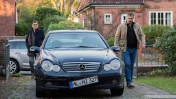 Lars (Ingo Naujoks) und Finn (Sven Martinek) treffen beim Haus ihrer Vorgesetzten ein und finden das beschädigte Unfallauto.