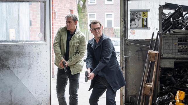 Bild: ARD/Georges Pauly Lars (Ingo Naujoks) und Finn (Sven Martinek) überprüfen mit vollem Einsatz eine verlassene Werkstatt auf dem Abbruchgelände.