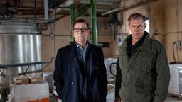 Lars (Ingo Naujoks) und Finn (Sven Martinek) vermuten, dass Kurt Schneider ihnen etwas verheimlicht.