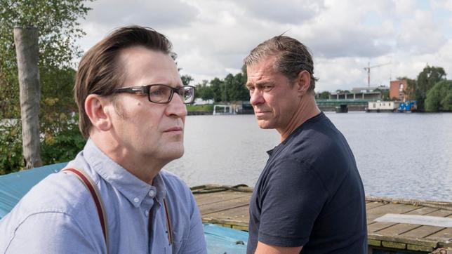 Bild: ARD/Georges Pauly Lars (Ingo Naujoks) und Finn (Sven Martinek) versuchen abzuschalten.