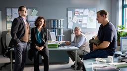 Lars (Ingo Naujoks), Zobel (Proschat Madani), Schroeter (Veit Stübner) und Finn (Sven Martinek) überlegen, ob die Nachbarin Sigrid Grothius mehr mit dem Fall zu tun haben könnte, als zunächst angenommen.