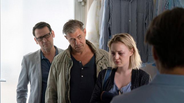 Linas Eltern fallen aus allen Wolken: Ihre Tochter soll sich auf einen sechs Jahre älteren Dealer eingelassen haben. V.l.n.r. Lars (Ingo Naujoks), Finn (Sven Martinek), Lina König (Sarah Mahita), Steffen König (Max Hopp).