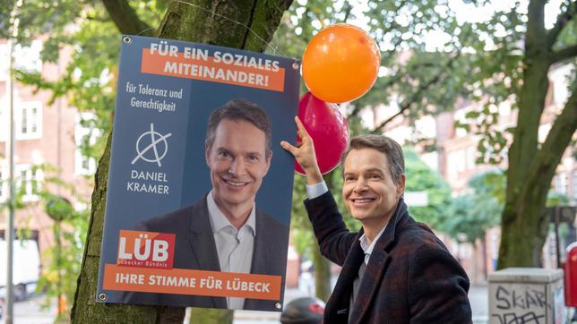 Bild: ARD/Thorsten Jander Lokalpolitiker Daniel Kramer (Michael Foerster) wirbt für die anstehende Wahl.