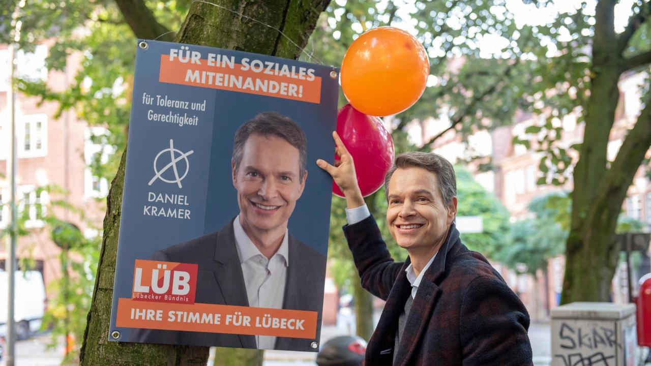 Lokalpolitiker Daniel Kramer (Michael Foerster) wirbt für die anstehende Wahl.