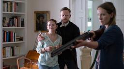 Luise (Greta Bohacek) und Ferdinand (Ilja Roßbander) müssen tatenlos zusehen, wie Klara (Klara Manzel) mit dem Gewehr auf ihren Vater zielt.