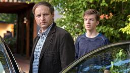 Malte Friemert (Nick Julius Schuck) hat Angst, dass sein Vater Julian (Stephan Möller-Titel) seine Familie verlassen will.