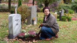 Mareike Singer (Victoria Fleer) bemerkt überrascht, wer da auf den Friedhof kommt.