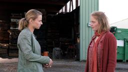 Nina (Julia Schäfle) befragt Gaby Zinke (Leonie Benesch). Die junge Assistentin der Geschäftsleitung war als einzige mit Georg befreundet.