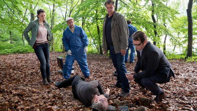 Bild: ARD/Georges Pauly Nina (Julia Schäfle), Strahl (Christoph Tomanek), Finn (Sven Martinek, 2.v.r) und Lars (Ingo Naujoks) werden zum Fundort einer Leiche im Lauer Holz gerufen. Familienvater Overbeck starb durch einen Kopfschuss. Zunächst sieht alles nach einem Selbstmord aus.