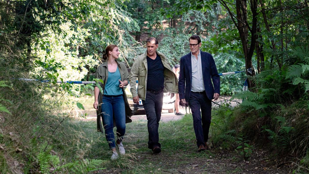 Nina Weiss (Julia E. Lenska), Finn (Sven Martinek) und Lars (Ingo Naujoks) sind auf dem Weg zum Tatort in der Palinger Heide.