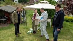 Nina Weiß (Julia E. Lenska) und Dr. Henning Strahl (Christoph Tomanek) bringen ihre Kollegen Finn Kiesewetter (Sven Martinek) und Lars Englen (Ingo Naujoks) über die bisherigen Erkenntnisse auf Stand.