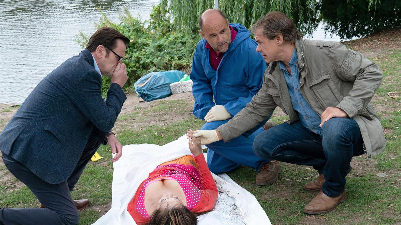 Noch am Fundort suchen Lars Englen (Ingo Naujoks), Dr. Henning Strahl (Christoph Tomanek) und Finn Kiesewetter (Sven Martinek) nach Hinweisen auf die Todesumstände Lan Diep Nguyen (Phio Huynh).