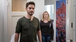 Ole (Michael Baral) und Luna Stamm (Jennifer Ulrich) bekommen Besuch von den Lübecker Ermittlern.