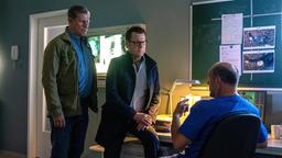 Strahl (Christoph Tomanek) hat überraschende Erkenntnisse. Finn (Sven Martinek) und Lars (Ingo Naujoks) sind gezwungen in den eigenen Reihen zu ermitteln.