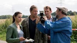 Strahl (Christoph Tomanek) zeigt Nina (Julia Schäfle), Finn (Sven Martinek) und Lars (Ingo Naujoks) was ihm am Auto der Toten aufgefallen ist.