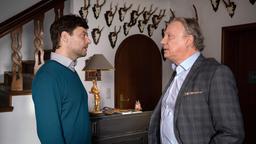 Thomas Singer (Mike Olsowski) spricht mit Manfred Kaufmann (Hannes Hellmann) über die Vorfälle im Hotel.