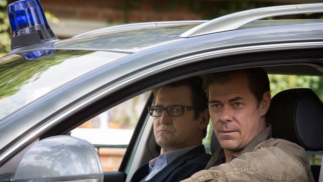 Bild: ARD/Georges Pauly Morden im Norden: Finn Kiesewetter (Sven Martinek) und Lars Englen (Ingo Naujoks) observieren einen Verdächtigen.