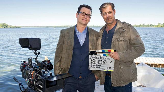 Bild: ARD/Georges Pauly Kriminalkommissar Finn Kiesewetter (gespielt von Sven Martinek, r.) und Kriminaldirektor Lars Englen (Ingo Naujoks, l.) sind in acht neuen Episoden den Tätern in Lübeck und an der Ostseeküste auf der Spur.