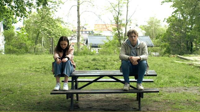 Täter und das Opfer: Viktor (Tord Kinge) und Miriam (Stella Kvam Young) sprechen miteinander.