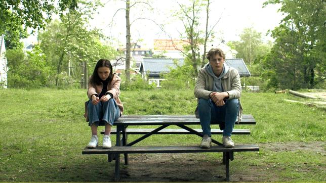 Bild: ARD Degeto/Wild Bunch Germany Täter und das Opfer: Viktor (Tord Kinge) und Miriam (Stella Kvam Young) sprechen miteinander.