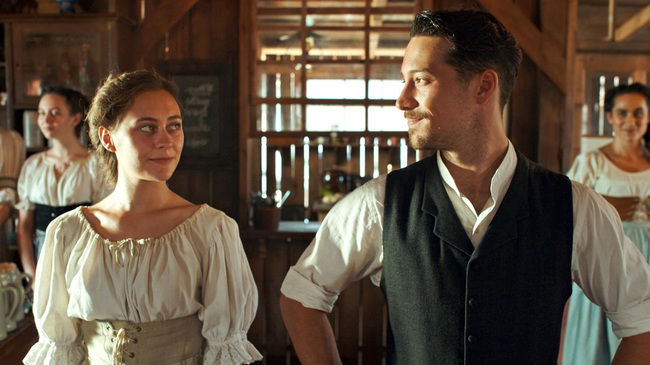 Clara Prank (Mercedes Müller) und ihr Verlobter Roman Hoflinger (Klaus Steinbacher) bei der Wiedereröffnung der Deibel Bude auf dem Oktoberfest. Motiv aus Folge 6 "Das jüngste Gericht"