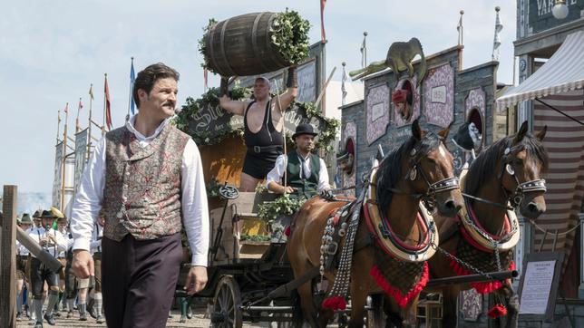 Curt Prank (Mišel Matičević) bestaunt den Oktoberfesteinzug vor seiner neuen Bierburg.