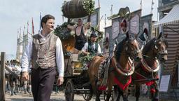 Curt Prank (Mišel Matičević) bestaunt den Oktoberfesteinzug vor seiner neuen Bierburg.