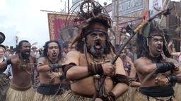 Die zur Schau gestellten samoanischen "Kannibalen" mit ihrem Schamanen (Dan Bradford) sind Teil des Oktoberfesteinzugs. Motiv aus Folge 4 "Anstich"