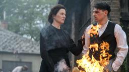 Maria Hoflinger (Martina Gedeck) zwingt ihren Sohn Ludwig (Markus Krojer) dazu, seine Zeichnungen auf dem Hof des Deibel Bräu zu verbrennen. Motiv aus Folge 3 "Liebe und Kapital"