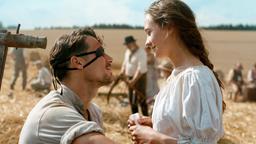Clara Prank (Mercedes Müller) verarztet ihren Verlobten Roman Hoflinger (Klaus Steinbacher) nach dem Fingerhakeln am Rande der Weizenernte. Motiv aus Folge 5 "Aufbruch in ein neues Jahrhundert"
