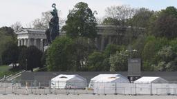 Die Statue der Bavaria thront über den Zelten der Drive-in-Teststation auf der Theresienwiese für Menschen mit Covid-19 Verdacht. Das größte Volksfest der Welt findet wegen der Corona-Pandemie in Jahr 2020 nicht statt.