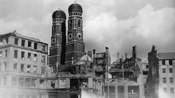 Blick auf die Frauenkirche im kriegszerstörten Muenchen (1946)